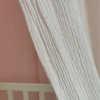 Stijlvolle Canopy met Frills voor een Dromerige sfeer in de babykamer