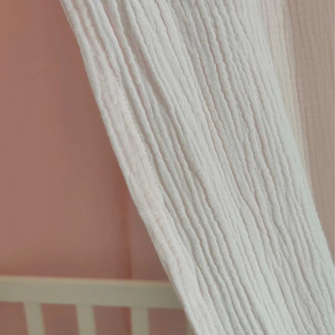 Stijlvolle Canopy met Frills voor een Dromerige sfeer in de babykamer