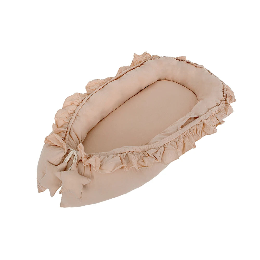 Ruffle Baby Nest: Luxe Reisbed voor Pasgeborenen