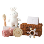 Kraam cadeauset in rietenmand met een konijnenknuffel, hydrofiele doek, zachte borstel, bijtring