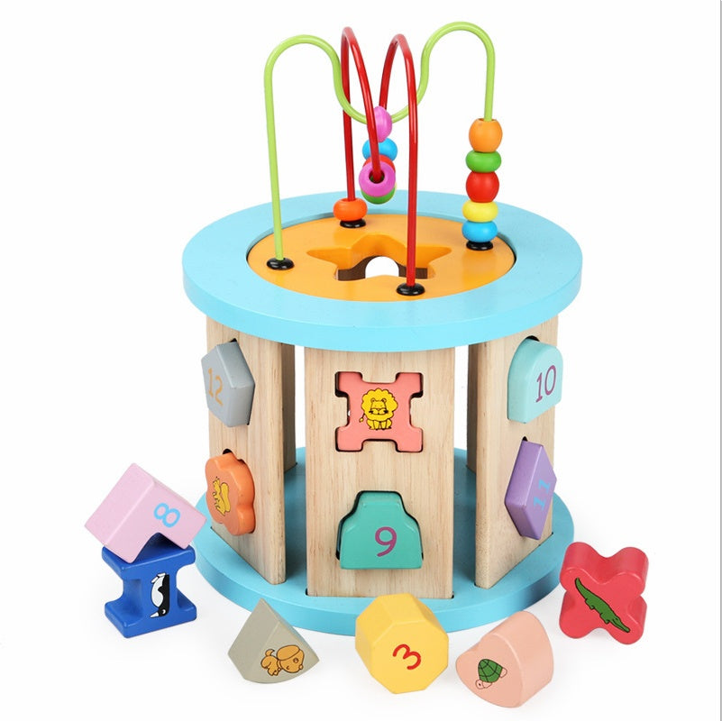 Kleine speelblok rond met blokjes en houten kralen.