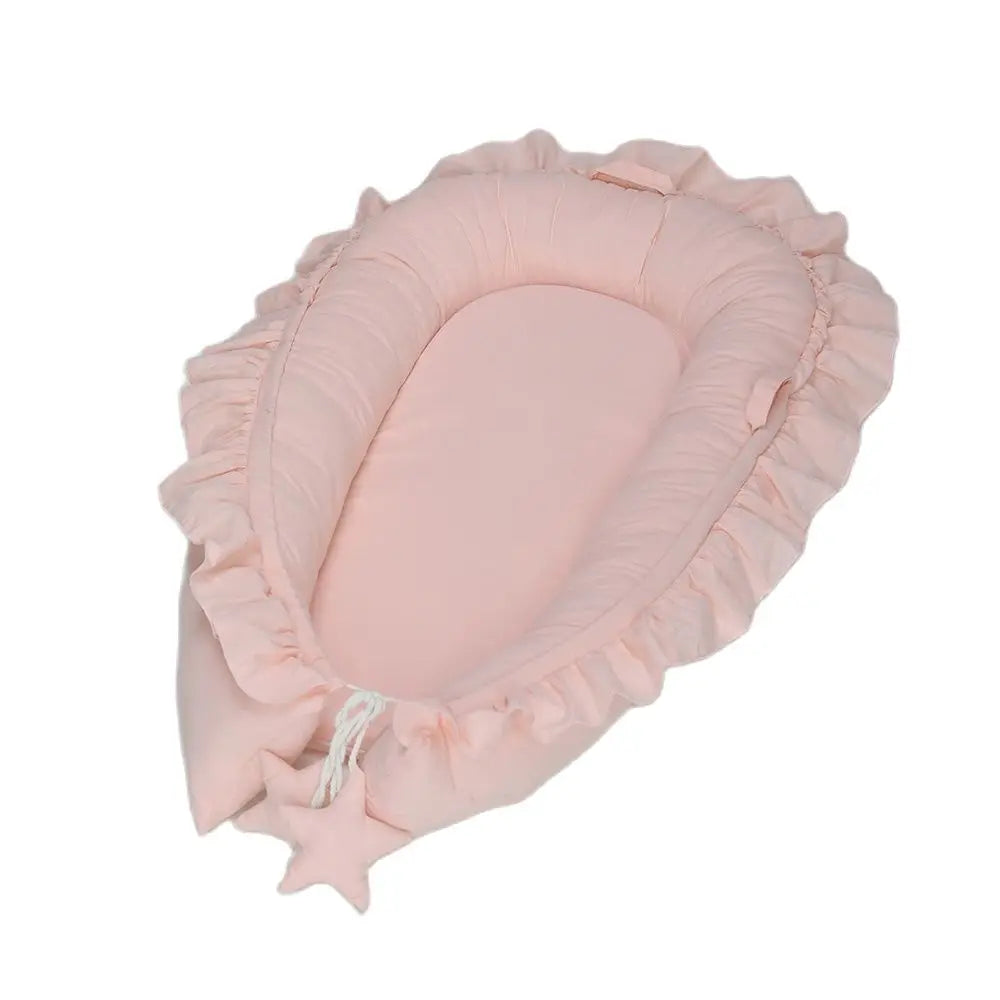 Ruffle Baby Nest: Luxe Reisbed voor Pasgeborenen