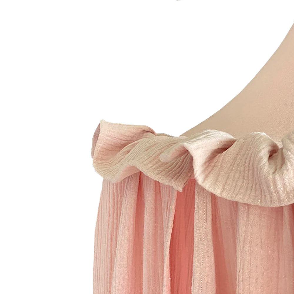 Stijlvolle Canopy met Frills voor een Dromerige sfeer in de babykamer