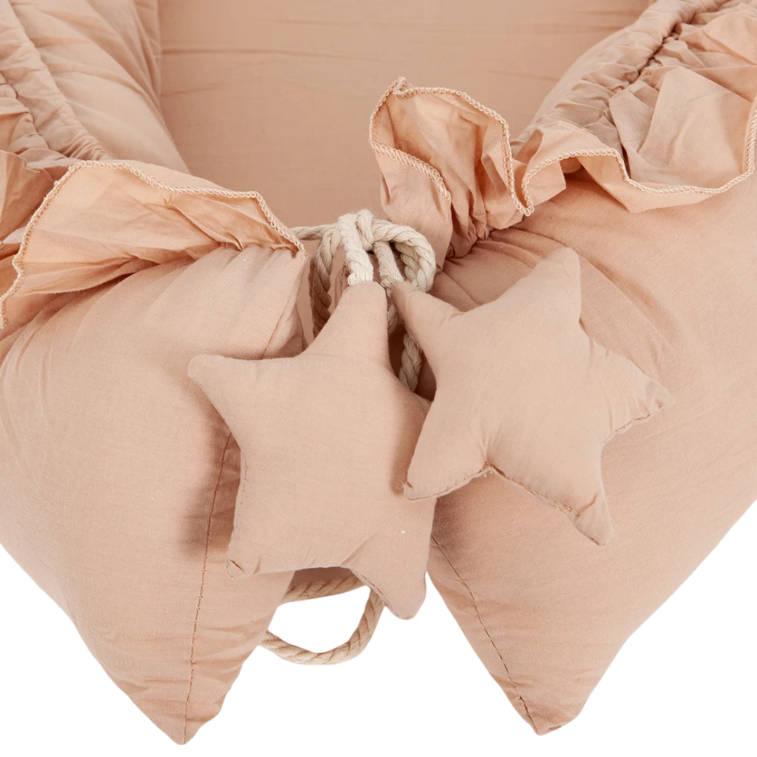 Ruffle Baby Nest: Luxe Reisbed voor Pasgeborenen