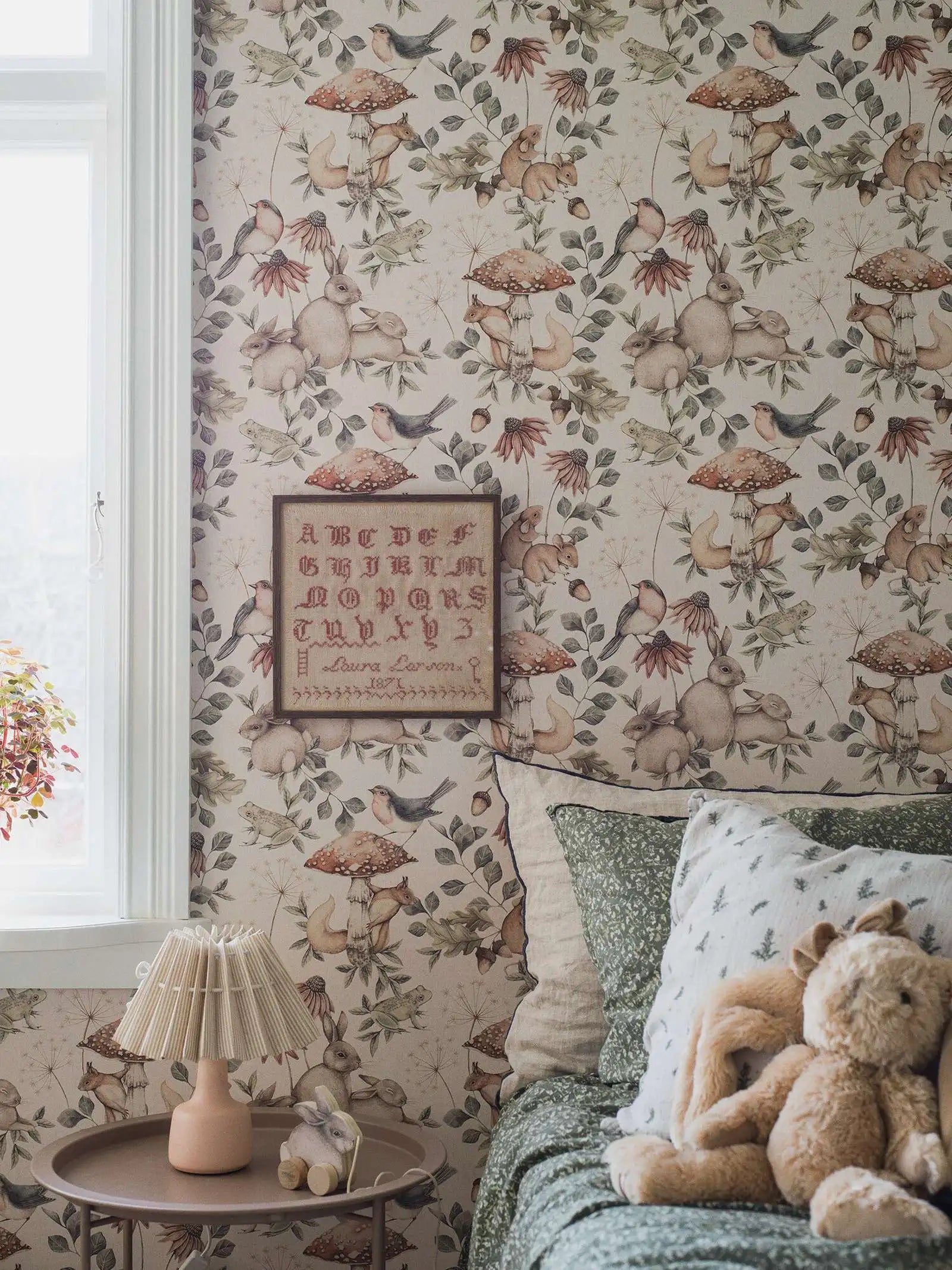 Betoverend Sprookjesbehang voor de Baby- of Kinderkamer – met Eekhoorns, Roodborstjes, Bosmuizen en Konijntjes