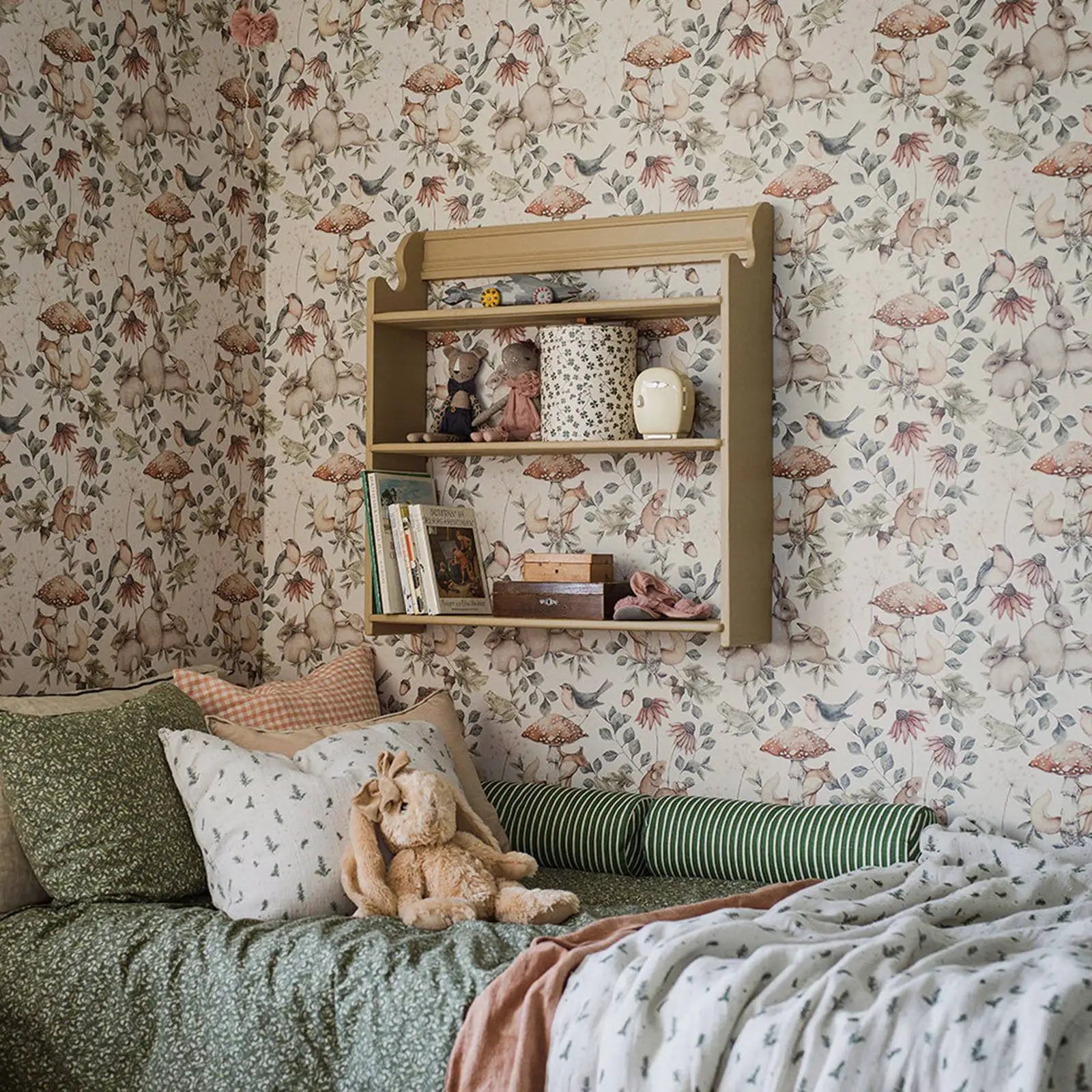 Betoverend Sprookjesbehang voor de Baby- of Kinderkamer – met Eekhoorns, Roodborstjes, Bosmuizen en Konijntjes