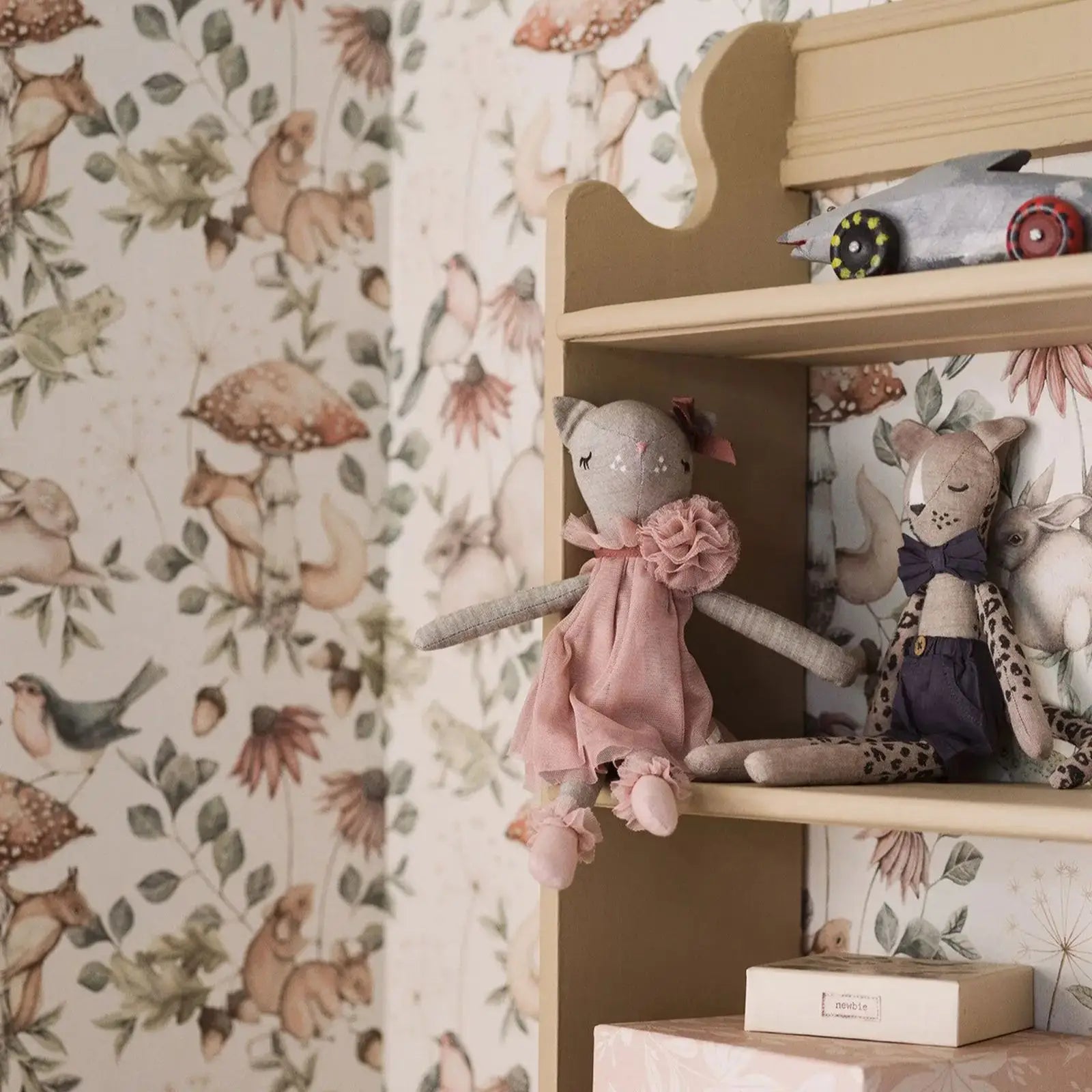 Betoverend Sprookjesbehang voor de Baby- of Kinderkamer – met Eekhoorns, Roodborstjes, Bosmuizen en Konijntjes
