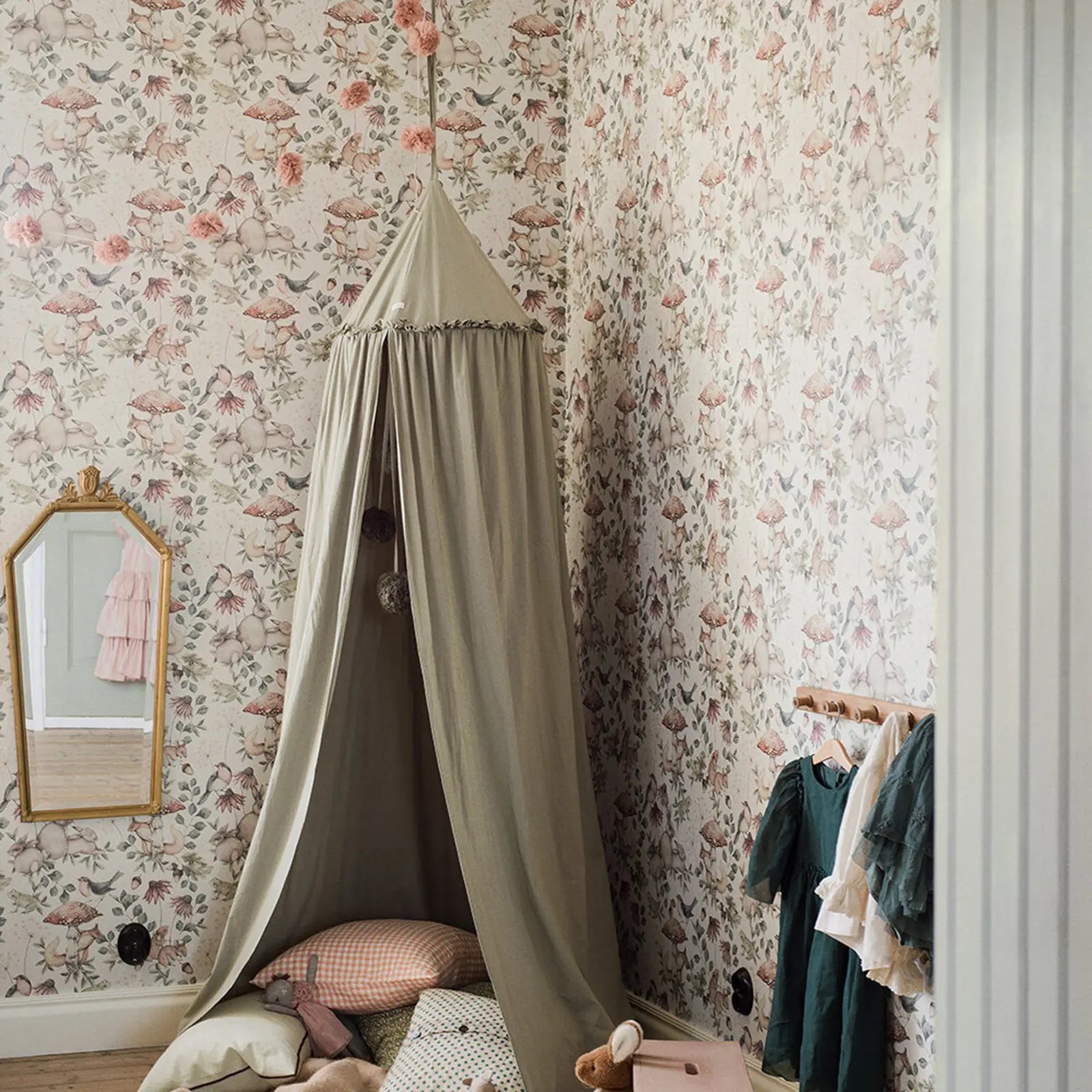 Betoverend Sprookjesbehang voor de Baby- of Kinderkamer – met Eekhoorns, Roodborstjes, Bosmuizen en Konijntjes