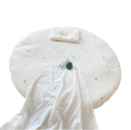 Speelkleed met all-over olijven print en als decoratie een babykleedje