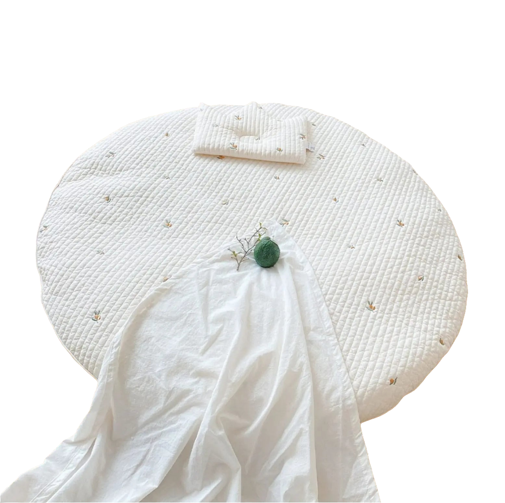 Speelkleed met all-over olijven print en als decoratie een babykleedje
